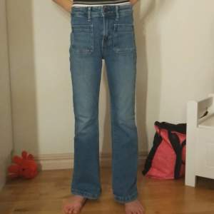 Fina jeans med bakfickor där fram och bak köptes för 350 säljer för 250 är nästan aldrig andvända köpt för ngn vecka sedan 