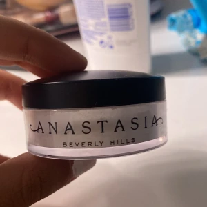 Smink - Anastasia setting powder  Nypris: 300 på Åhléns  Mitt pris: 100kr 55% använd
