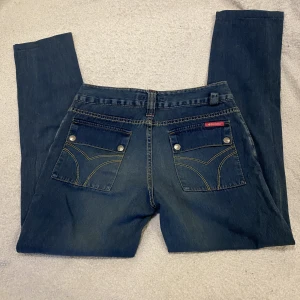 Jeans - Jeans med coola detaljer. Låg/midrise. Midjemått 36,5cm. Innerben 73cm. Sitter perfekt i längden på mig som är 162. Står W29. Skriv gärna för fler frågor❣️
