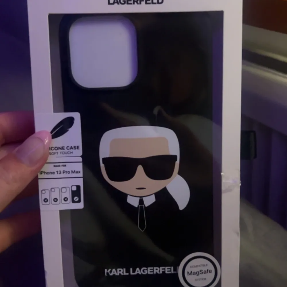 Hej säljer mitt Karl Lagerfeld skal, för jag känner att det inte kommer till användning, o köpte det för några veckor sen och slängde det man kan skicka tbx det med så går tyvär inte och skicka tbx, aldrig använt. Och det kostade 399 från början.. Övrigt.