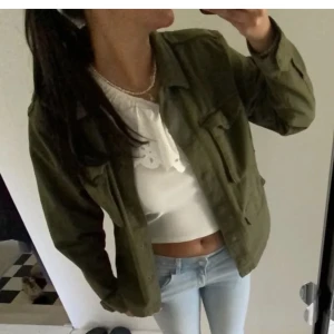 volang topp - säljer denna volangtopp ifrån zara då den inte kommer till användning, super fin & söt!! 💖💖(Lägger upp igen pga oseriös köpare)  väldigt stretchig & passar mig som vanligtvis är s/m