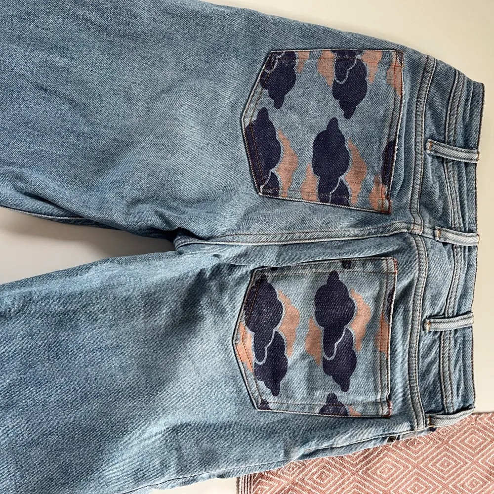 Acne jeans , blå konst 26/32. Använda endast en gång och tvättade därefter.  Som nya alltså! Hör av dig för fler bilder eller mått. Jeans & Byxor.