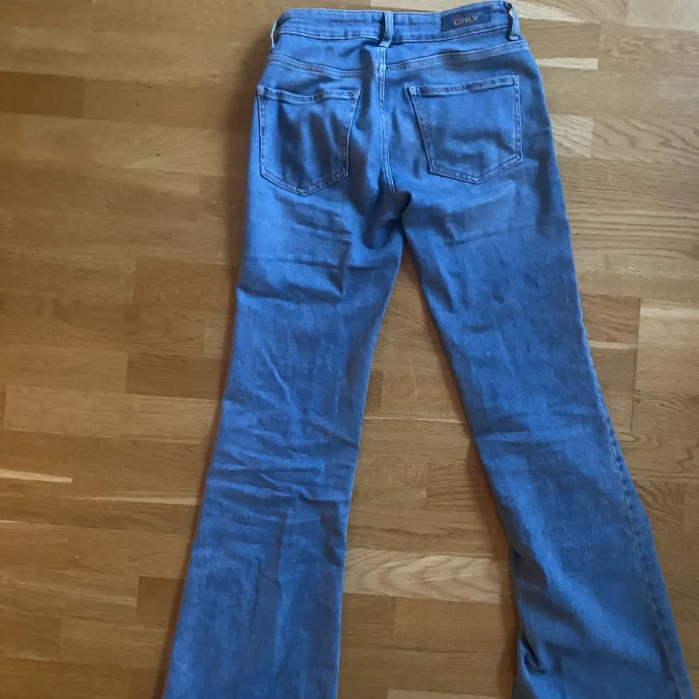 Säljer dessa jättefina lågmidjade jeans fårn only. Storlek 28 passar ej så ingen bild finns på. De är väldigt långa så passar många längder. Intr särkilt slitna använda några gånger . Jeans & Byxor.