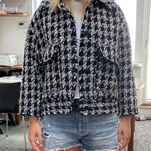 Höst och vårjacka  - Säljer min supersnygga vårjacka köpt på HM förra året. Köpte den på rea därav priset. Nästan aldrig använd!! Är lite kortare i ärmarna🔥