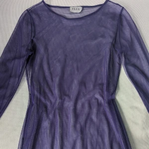 Lång genomskinlig klänning  - Köpte den här på en secondhand butik men använde den aldrig, den är i bra skick. Det fick inte plats i bilden men den är lång ner till anklarna!