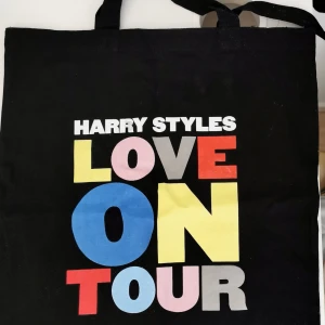 HARRY STYLES Love On Tour Totebag  - HARRY STYLES tygväska  från Love On Tour VIP packages (2022)