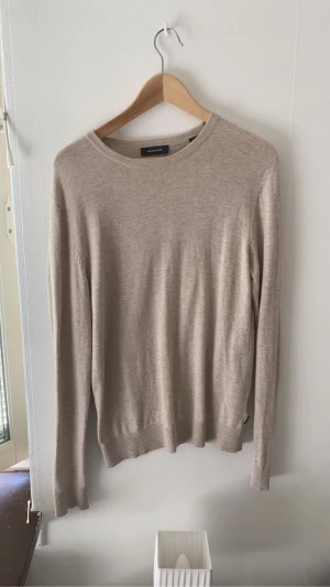 Bech stickad tröja - Beige stickat tröja från Jack and Jones, använt några gånger