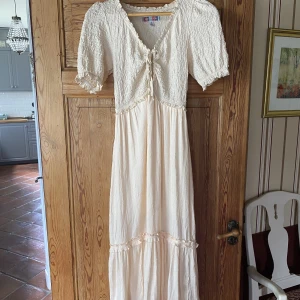 Ljus sommarklänning - Ljus sommarklänning från Urban Outfitters, nyskick och enbart provad. Storlek M men upplevs som en S eller liten M:) 