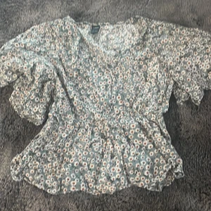 Blommig topp - Säljer denna blommiga topp i storlek Xs💘