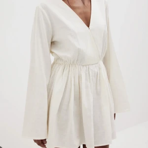 Vit klänning  - Säljer mina fina vita klänningar som jag testade inför studenten. Fick problem med klarna att lämna tillbaka de, så nu säljer jag alla här. Alla är oanvända. Storlek S. Slut på hemsidan 