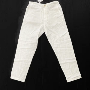 Linnebyxor  - Storlek 38  Helt nya och oanvända samt eftertraktade vita linnebyxor från Zara! Ej använda pga fel storlek.   Kan fraktas säkert och smidigt i hela Sverige om frakt betalas och möjlighet till snabb affär på plats!