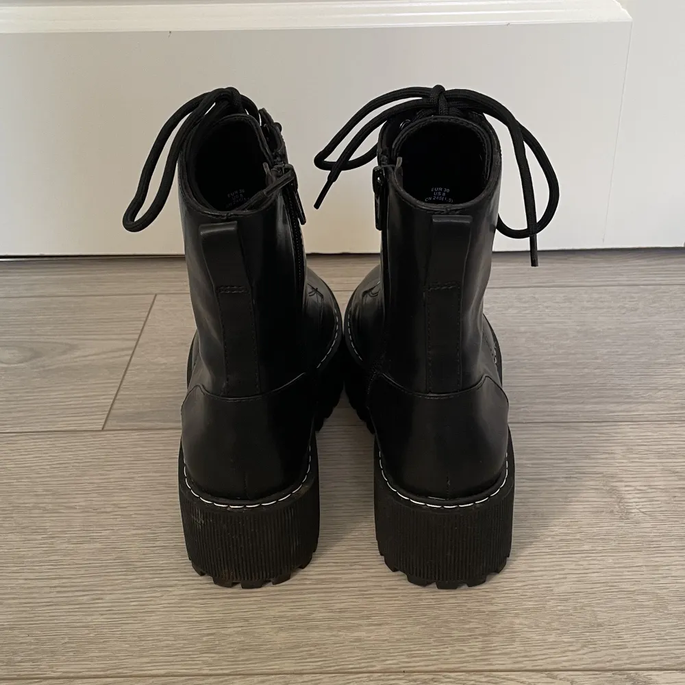 Boots jag köpte men slutade med att jag knappt använde, dom är riktigt snygga men jag föredrar korta boots <3 jag har storlek 38-40 på skor (: . Skor.