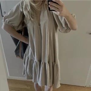 klänning - Säljer denna klänning från h&m i storlek M, skulle dock säga att den passar de flesta beroende på hur man vill ha den. Använd fåtal gånger och är i fint skick ☺️🙌🏻 Hör av er vid instresse/frågor  Första bilden är lånad