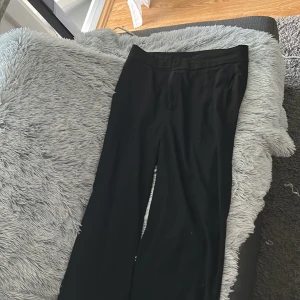 Kostymbyxor  - Svarta baggy kostymbyxor högmidjade från lindex storlek 46, bra skick har bara gjort dom lite längre, nypris 400kr men säljer för 200kr, om ni vill se lite bättre bilder så kan ni skriva till mig 💓😁