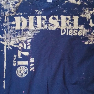 Vintage Diesel t-shirt  - Skitcool mörkblå tshirt från Diesel Baggy passform