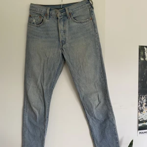 Levis jeans 501 - Jättefina 501or som tyvärr blivit för små! Fortfarande i väldigt bra skick. Nypris 1249 :-
