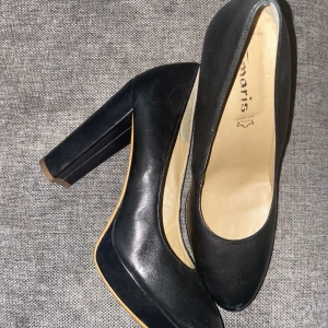 Tamaris klackar  - Klackskor från märket tamaris. Storlek 40. Så sköna och snygga. Väldigt fint skick på skorna. Kan tänka mig att gå ner i pris! 