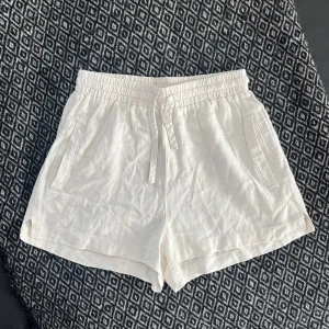Linneshorts - Säljer dessa underbara linneshorts i stl XS. De är i en ”ljusbeige creme färg”<3