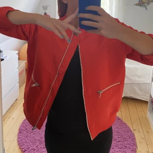 Bomber jacka - Röd bomber jacka med trekvartarm. superbekväm. Väldigt bra skick. 