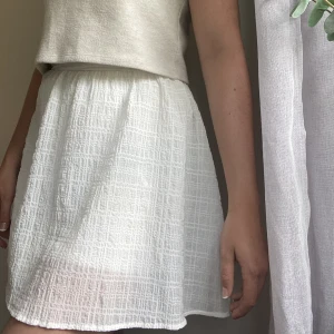 Vit kjol - En superfin vit minikjol från h&m i storlek 36💕 den är knappt använd och säljer då den inte passar längre, säljer den för 70kr + frakt🤗