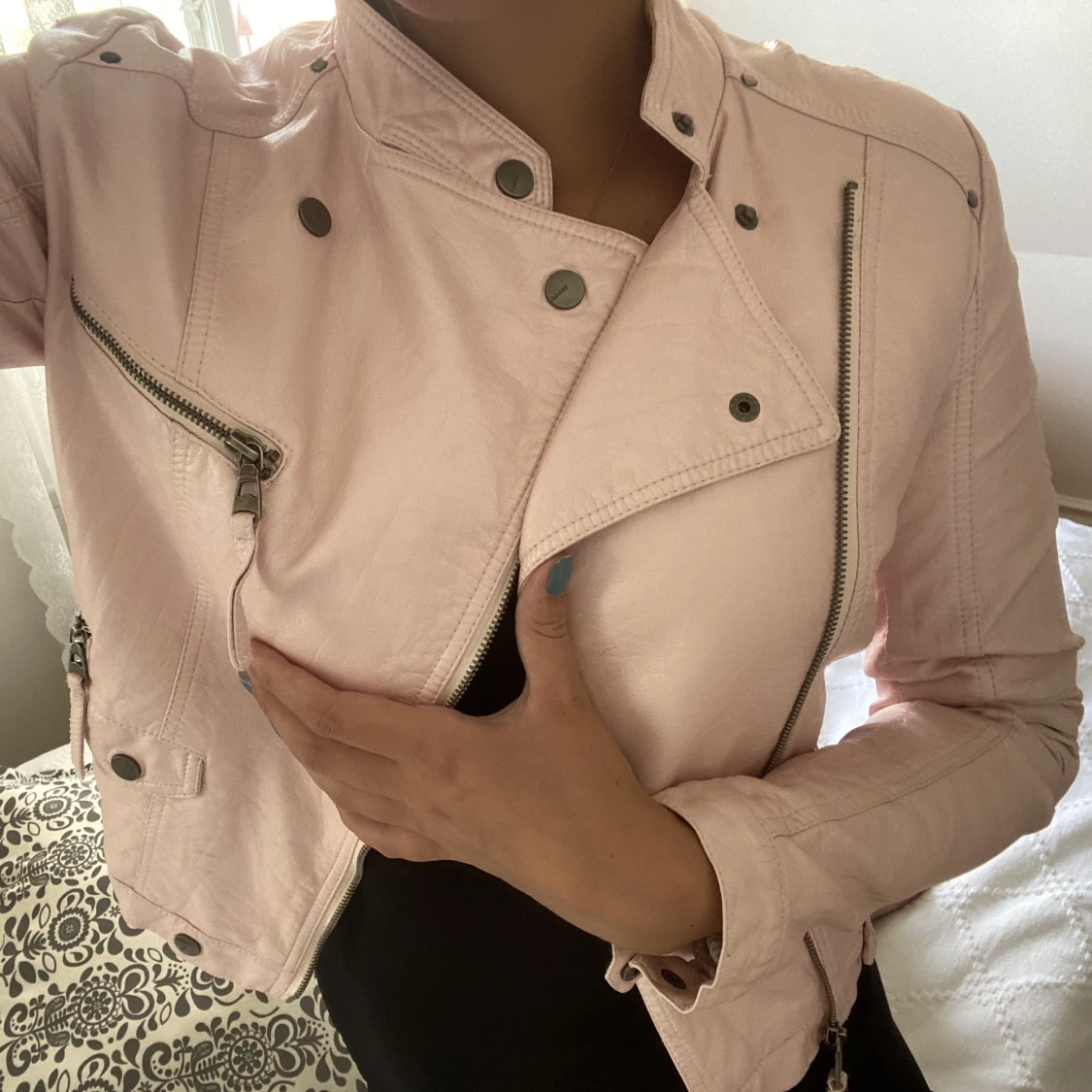 Ljusrosa bikerjacka - 90