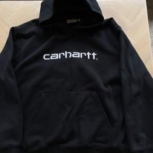 Svart Carhartt Hoodie, står L men sitter som M