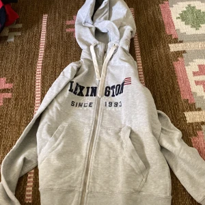 Lexington Hoodie - Skön hemmatröja från lexington