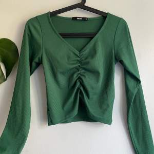 Super härlig grön långärmad tröja från Bikbok. Knappast använd så i fint skick💚 Köparen står för frakten!