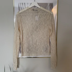 Spets tröja - Långärmad tröja i spets från Ginatricot! Lappen kvar, aldrig använd!