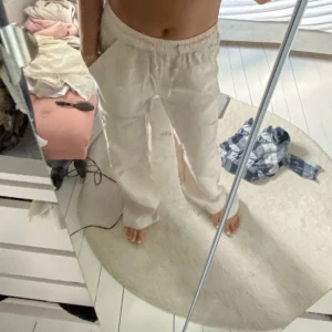 beiga linnebyxor  - säljer dessa helt nya beiga linnebyxor då de inte sitter som jag önskat på mig! priset kan diskuteras!!  