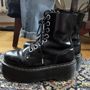 Dr Martens high platform - säljer mina höga dr martens som jag inte använt så mycket. har några defekter på framsidan som syns på bild :) nypris är ca 2000 men jag säljer dem för 900 kr💘 sulan är 5.6 cm. skriv för fler frågor!