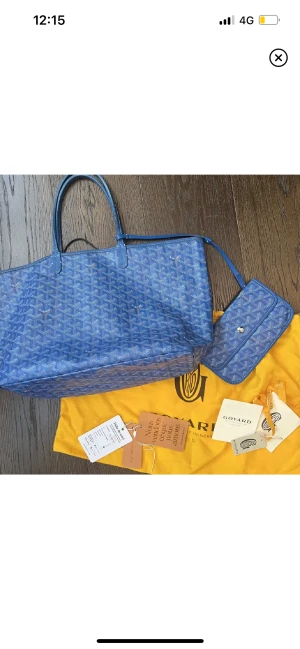 Goyard saint luis tote PM - Säljer nu min blåa väska från goyard i modellen saint luis PM. Speciell färg som är väldigt svår att få tag på. Köpt på Vestiaire collective så har kvar äkthetsintyg därifrån. Även kvar tags och dustbag. Säljer även en matchande plånbok! 😊💗