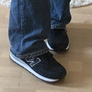 New balance 574 - New balance 564 i storlek 40 men något små i storleken så passar mig som har 39 bra. Finns vissa slitningar/ tecken på användning men ändå i fint skick :)