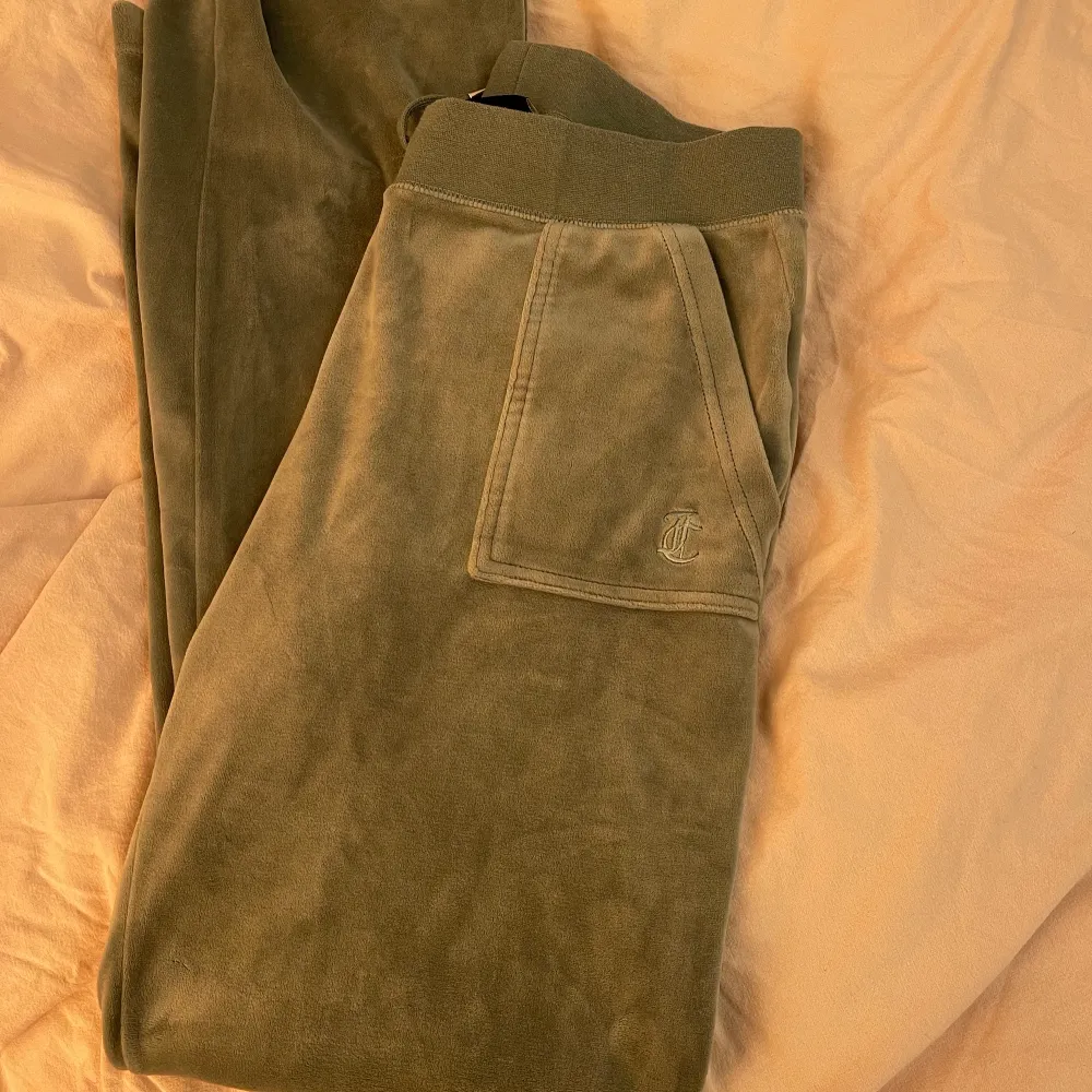 Säljer mina juicy couture mjukisbyxor i färgen chinois green. Använd fåtal gånger, inga defekter eller slitningar förekommer💓(som referens så är jag en storlek S i vanliga fall)  Vill INTE byta!. Jeans & Byxor.