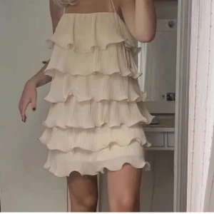 Other stories klänning - Super fin klänning, använd 1 gång 💗 jätte bra skick och inga tecken på användning! Kan gå ner i pris 