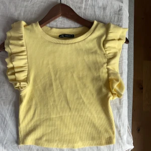 Croppad topp - Säljer min croppade topp från Zara, perfekt nu till sommaren. Tröjan är i bra skick, endast använd fåtal gånger. Köparen står för frakten.