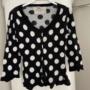 Fornarina cardigan - Tunn stickad cardigan från Fornarina. Svarta knappar i fram. 