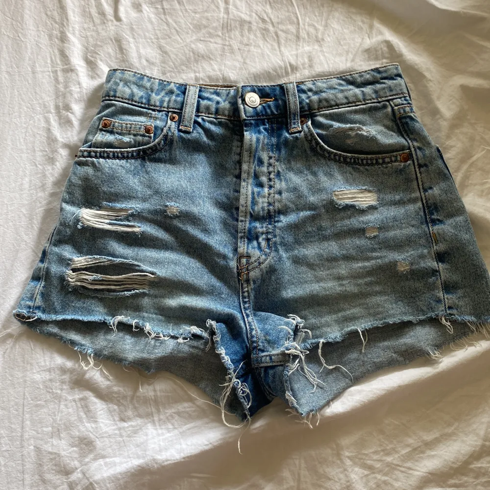 Jeansshorts från h&m i den perfekta blå färgen. Säljer för att de är för små för mig 😭 De är högmidjade men jag brukar ha en lång tröja över så det inte syns att dem e de 💞💞Tryck gärna på köp nu 🩷🩷. Shorts.