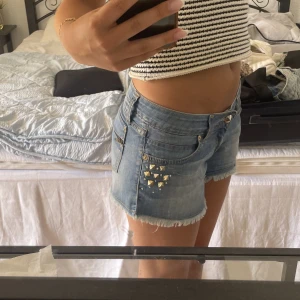 Jeansshorts  - Så snygga jeansshorts!!! Nitarna är så coola detaljer!!Men tyvärr för små😭 passar en XS!❤️ den har lite trådar här och där men tycker den är cool ändå ❤️