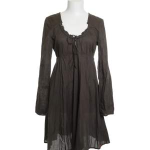 En fin brun klänning med snörning ifrån Esprit. Säljer då den inte kommer till användning. Passar storlek S-M 💕