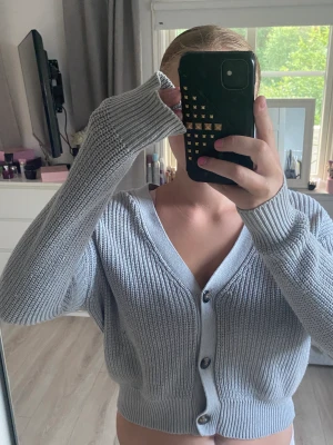 Kofta - Säljer denna gråa koftan från lager 157! den är i storlek XS och är minst 2,5 år gammal🩷 inga defekter men säljs eftersom att den inte används längre🩷