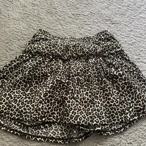 Kjol med leopard mönster, short under, storlek 140, size 10, köpt på Zara, väl använda med fint skick