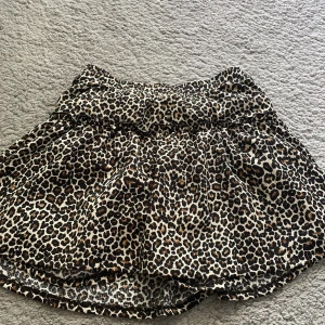 Kjol med mönster  - Kjol med leopard mönster, short under, storlek 140, size 10, köpt på Zara, väl använda med fint skick
