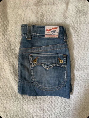 Jeanskjol  - En jättefin vintage jeanskjol från pepe jeans🩵 jag älskar kjolen men den är lite för stor för mig💕