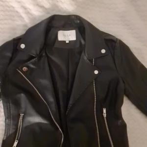 Skinnjacka VILA - Säljer denna fina skinnjackan från vila, nyskick!💕