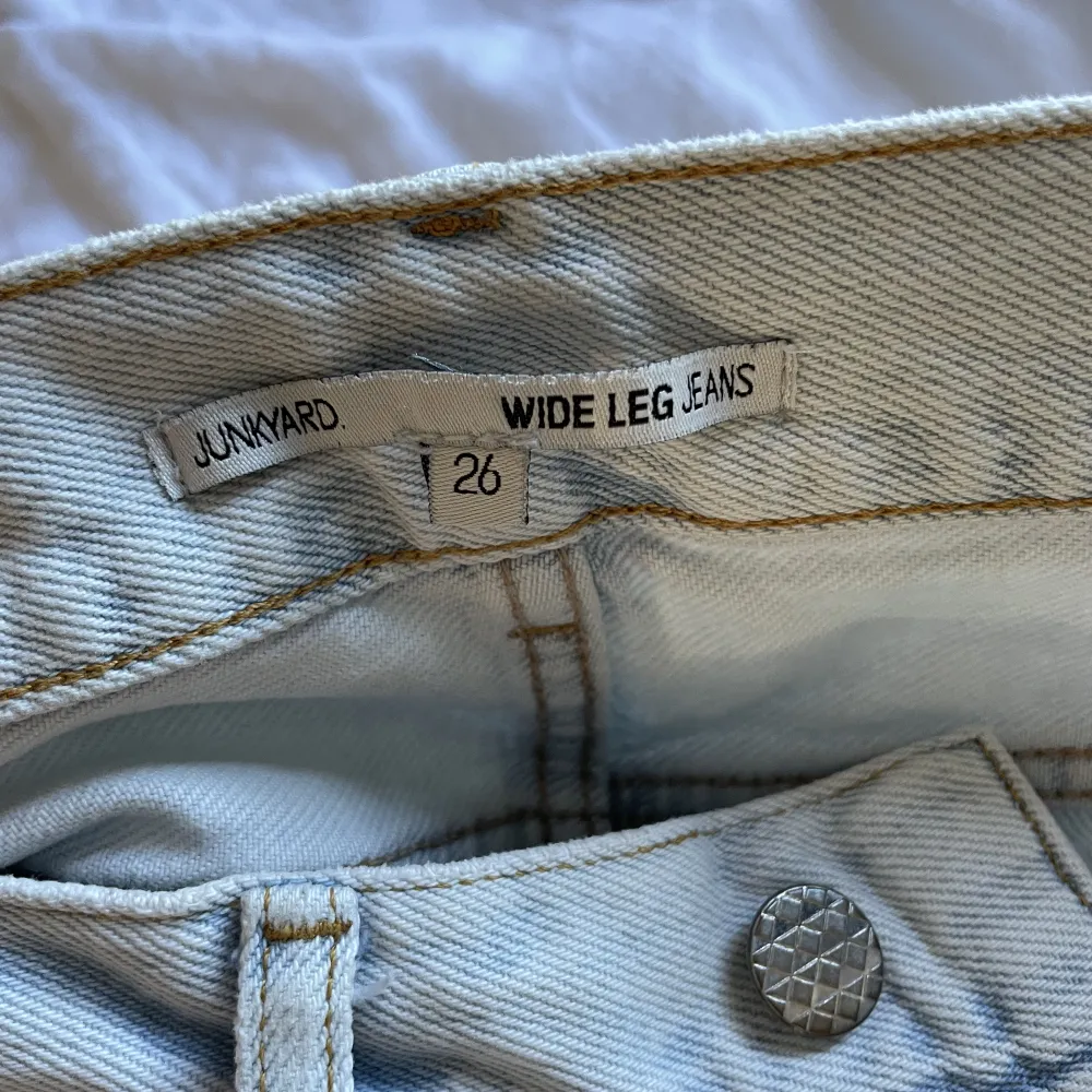 Superfina medel stora jeans. Sitter tajt upp till och blir lösare nedtill. Knappt använda så dom är i nyskick . Jeans & Byxor.