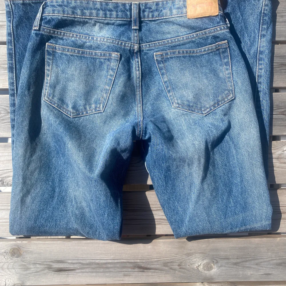 lågmidjade jeans från weekday i modell ”low arrow”. Bra skick då dem inte kommit mycket till användning. I storlek 26/30 och passar bra på folk som är 160-165 skulle jag säga. i färgen ”vintage blue” tror jag, nypris 599. Köparen står för frakten💗💕. Jeans & Byxor.