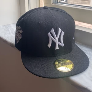 NY yankee keps - Tjena säljer en aldrig använd ny fitted keps som är lite unik som du ser på bilden. Perfekt för dig som vill sticka ut lite. 