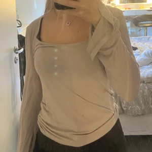 Topp - Säljer min beiga topp från Gina tricot som jag knappt har använt, jag säljer pga att den är för stor för mig 💕köparen betalar för frakten 
