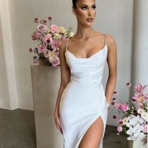 Vit klänning från BABYBOO  - Det är en vit oanvänd klänning i storlek s.  Jag skulle använda den på studentdagen men den kom försent. 